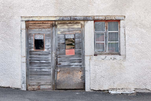 Ferme : porte et fenêtre sur la face latérale gauche. © Région Bourgogne-Franche-Comté, Inventaire du patrimoine