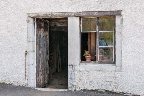 Ferme : porte et fenêtre sur la face latérale gauche. © Région Bourgogne-Franche-Comté, Inventaire du patrimoine