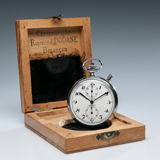 Exemple de production : montre chronographe Raymond Dodane et sa boîte. © Région Bourgogne-Franche-Comté, Inventaire du patrimoine Exemple de production : montre chronographe Raymond Dodane et sa boîte. © Région Bourgogne-Franche-Comté, Inventaire du patrimoine