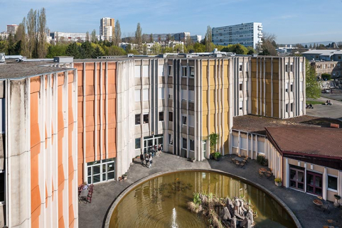 Bassin, façades sud et ouest des externats qui le bordent. © Région Bourgogne-Franche-Comté, Inventaire du patrimoine