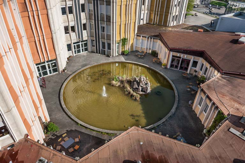 Vue plongeante sur le bassin et la sculpture d'Annie Bleu. © Région Bourgogne-Franche-Comté, Inventaire du patrimoine