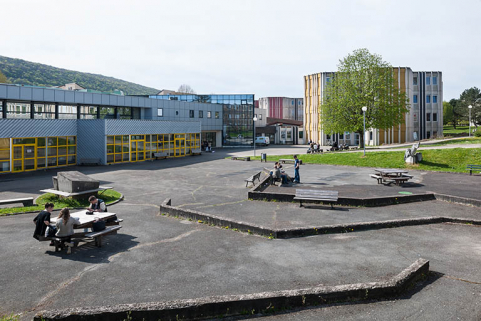 La cour vue du nord-est, éléments de la sculpture de Jean Gilles. © Région Bourgogne-Franche-Comté, Inventaire du patrimoine