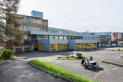 Face nord-est du bâtiment d'externat avec sa machinerie d'ascenseur. © Région Bourgogne-Franche-Comté, Inventaire du patrimoine