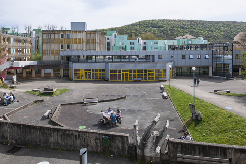 Face postérieure de l'oeuvre de Jean Gilles, la cour et les façades nord-ouest de l'administration. © Région Bourgogne-Franche-Comté, Inventaire du patrimoine