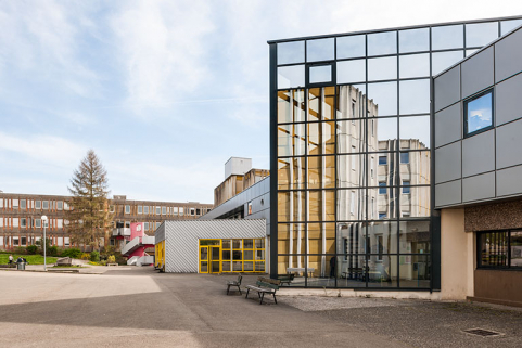 Depuis le sud-ouest, vue de profil des bâtiments bordant la cour au sud-est. © Région Bourgogne-Franche-Comté, Inventaire du patrimoine