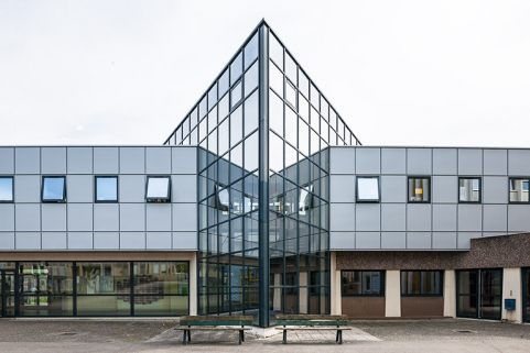 Bâtiment de l'administration et centre de documentation et d'information (cdi) à l'étage : détail. © Région Bourgogne-Franche-Comté, Inventaire du patrimoine