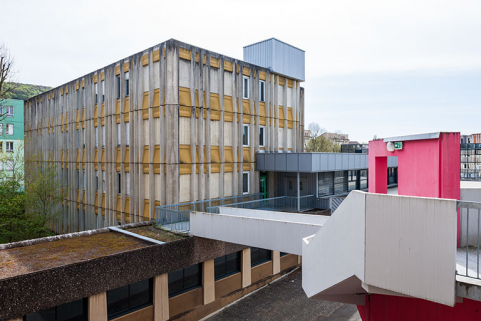 Circulation horizontale et escalier desservant les externats est et sud-est. © Région Bourgogne-Franche-Comté, Inventaire du patrimoine