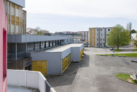 Depuis le nord-est, vue de profil des bâtiments bordant la cour au sud-est. © Région Bourgogne-Franche-Comté, Inventaire du patrimoine