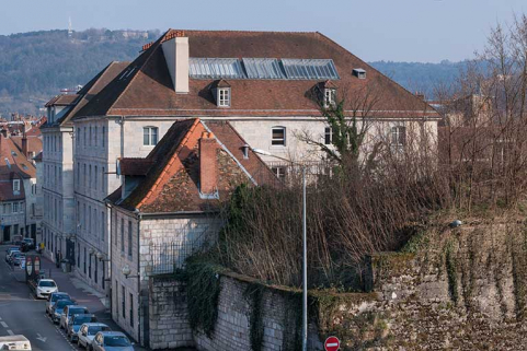 Les façades donnant sur la place et la rue Marulaz et au premier plan, le pignon ouest de l'ancien corps de garde. © Région Bourgogne-Franche-Comté, Inventaire du patrimoine