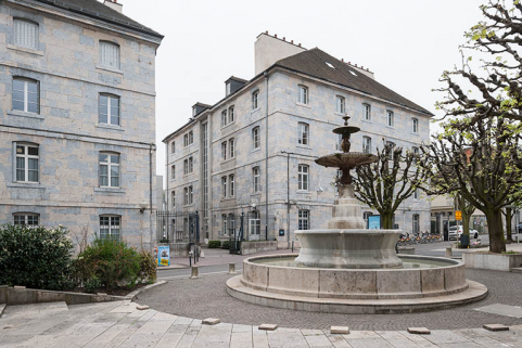 Entrée du lycée donnant sur la place Marulaz. © Région Bourgogne-Franche-Comté, Inventaire du patrimoine