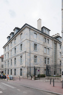 Angle nord-ouest et façade du pavillon des officiers est donnant sur la place Marulaz. © Région Bourgogne-Franche-Comté, Inventaire du patrimoine