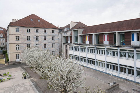 Cour, pignon sud du pavillon des officiers ouest et façade ouest de l'externat. © Région Bourgogne-Franche-Comté, Inventaire du patrimoine