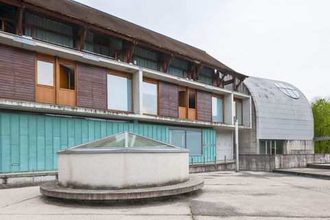 Cour au dessus du gymnase, devant les façades antérieures de l'hôtel d'application et de l'internat des filles. © Région Bourgogne-Franche-Comté, Inventaire du patrimoine