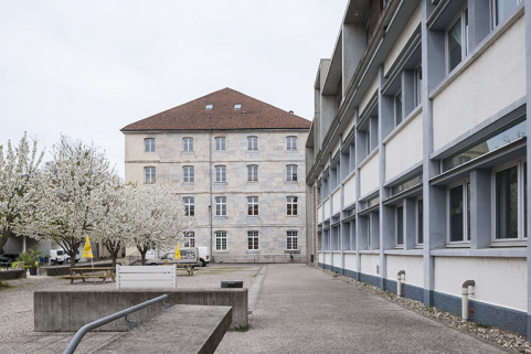 Face au pignon sud du pavillon des officiers ouest, le long de l'externat. © Région Bourgogne-Franche-Comté, Inventaire du patrimoine