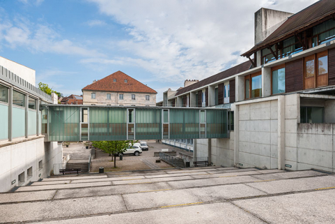 Depuis le sud, vue sur la passerelle reliant le restaurant d'application à l'externat. © Région Bourgogne-Franche-Comté, Inventaire du patrimoine