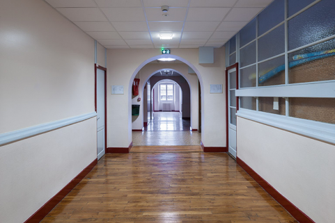Couloir de circulation dans le pavillon des officiers ouest, 3ème étage. © Région Bourgogne-Franche-Comté, Inventaire du patrimoine