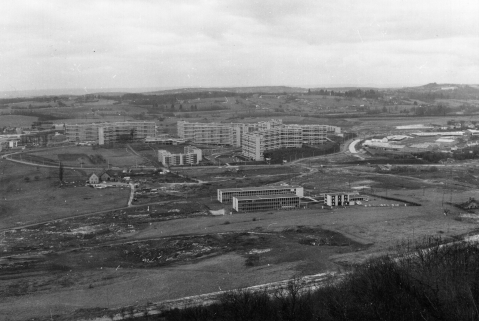 Le quartier de Planoise au moment de la construction du lycée, au premier plan. © Région Bourgogne-Franche-Comté, Inventaire du patrimoine Le quartier de Planoise au moment de la construction du lycée, au premier plan. © Région Bourgogne-Franche-Comté, Inventaire du patrimoine