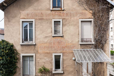 Bâtiment de l'administration : inscriptions sur la façade latérale gauche. © Région Bourgogne-Franche-Comté, Inventaire du patrimoine Bâtiment de l'administration : inscriptions sur la façade latérale gauche. © Région Bourgogne-Franche-Comté, Inventaire du patrimoine