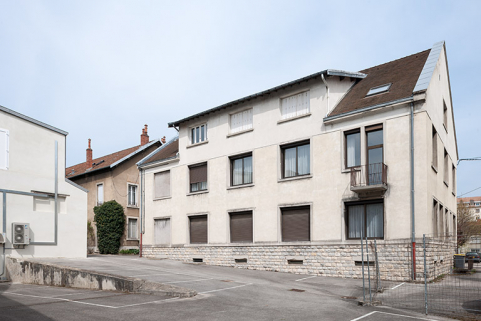 Siège de la Caisse régionale de Crédit agricole : façade postérieure, de trois quarts droite. © Région Bourgogne-Franche-Comté, Inventaire du patrimoine Siège de la Caisse régionale de Crédit agricole : façade postérieure, de trois quarts droite. © Région Bourgogne-Franche-Comté, Inventaire du patrimoine