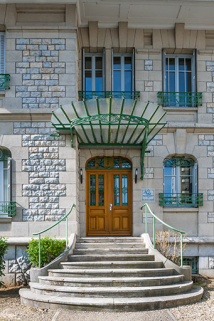 Façade antérieure : perron, entrée et marquise. © Région Bourgogne-Franche-Comté, Inventaire du patrimoine Façade antérieure : perron, entrée et marquise. © Région Bourgogne-Franche-Comté, Inventaire du patrimoine