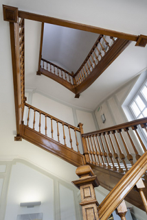 Hall d'entrée : cage d'escalier, vue en contre-plongée. © Région Bourgogne-Franche-Comté, Inventaire du patrimoine Hall d'entrée : cage d'escalier, vue en contre-plongée. © Région Bourgogne-Franche-Comté, Inventaire du patrimoine