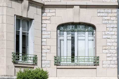 Façade latérale gauche : appareillage du mur, deux fenêtres et ferronnerie. © Région Bourgogne-Franche-Comté, Inventaire du patrimoine Façade latérale gauche : appareillage du mur, deux fenêtres et ferronnerie. © Région Bourgogne-Franche-Comté, Inventaire du patrimoine