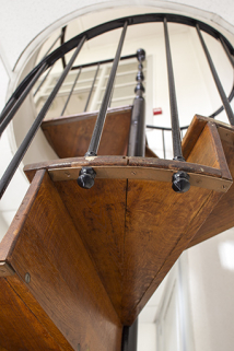 Entrepôt, rez-de-chaussée : escalier en vis, vu en contre-plongée. © Région Bourgogne-Franche-Comté, Inventaire du patrimoine Entrepôt, rez-de-chaussée : escalier en vis, vu en contre-plongée. © Région Bourgogne-Franche-Comté, Inventaire du patrimoine