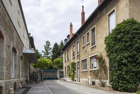 Cour entre le bâtiment de l'administration et l'entrepôt. © Région Bourgogne-Franche-Comté, Inventaire du patrimoine Cour entre le bâtiment de l'administration et l'entrepôt. © Région Bourgogne-Franche-Comté, Inventaire du patrimoine