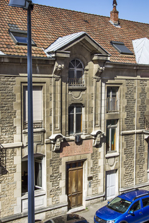 Bâtiment de l'administration : travée principale de la façade antérieure. © Région Bourgogne-Franche-Comté, Inventaire du patrimoine Bâtiment de l'administration : travée principale de la façade antérieure. © Région Bourgogne-Franche-Comté, Inventaire du patrimoine