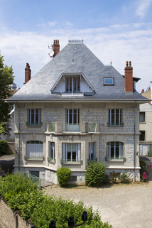 Vue d'ensemble plongeante sur la façade latérale gauche (cadrage vertical). © Région Bourgogne-Franche-Comté, Inventaire du patrimoine Vue d'ensemble plongeante sur la façade latérale gauche (cadrage vertical). © Région Bourgogne-Franche-Comté, Inventaire du patrimoine