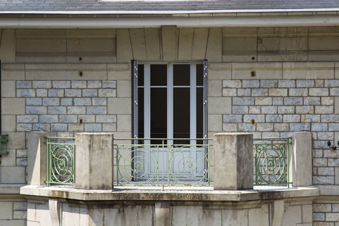 Façade latérale gauche : terrasse surmontant le bow-window. © Région Bourgogne-Franche-Comté, Inventaire du patrimoine Façade latérale gauche : terrasse surmontant le bow-window. © Région Bourgogne-Franche-Comté, Inventaire du patrimoine