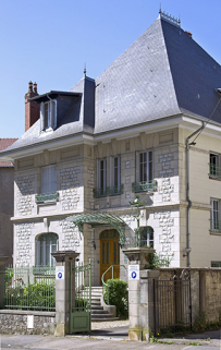 Façade antérieure, de trois quarts droite. © Région Bourgogne-Franche-Comté, Inventaire du patrimoine Façade antérieure, de trois quarts droite. © Région Bourgogne-Franche-Comté, Inventaire du patrimoine