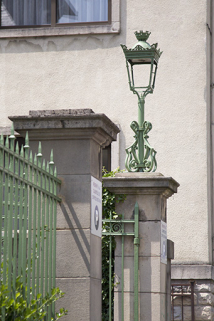 Portail : piliers, grille et luminaire. © Région Bourgogne-Franche-Comté, Inventaire du patrimoine Portail : piliers, grille et luminaire. © Région Bourgogne-Franche-Comté, Inventaire du patrimoine