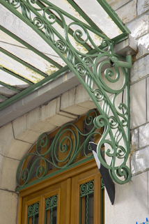 Façade antérieure : ferronnerie de la marquise (côté droit). © Région Bourgogne-Franche-Comté, Inventaire du patrimoine Façade antérieure : ferronnerie de la marquise (côté droit). © Région Bourgogne-Franche-Comté, Inventaire du patrimoine