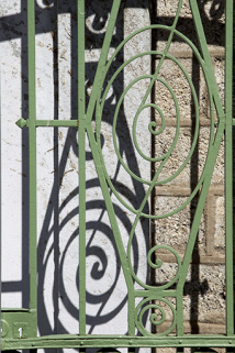 Portail : décor de ferronnerie. © Région Bourgogne-Franche-Comté, Inventaire du patrimoine Portail : décor de ferronnerie. © Région Bourgogne-Franche-Comté, Inventaire du patrimoine