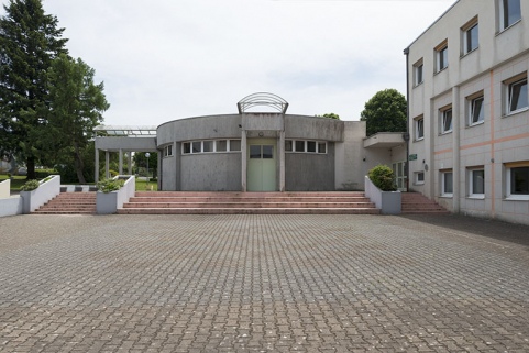 La cour, face à la façade nord de la salle polyvalente. © Région Bourgogne-Franche-Comté, Inventaire du patrimoine