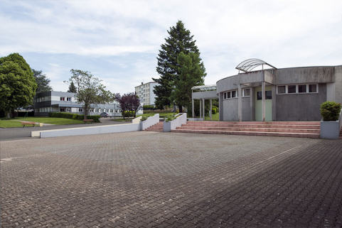 La cour et vue sur l'administration à l'est. © Région Bourgogne-Franche-Comté, Inventaire du patrimoine
