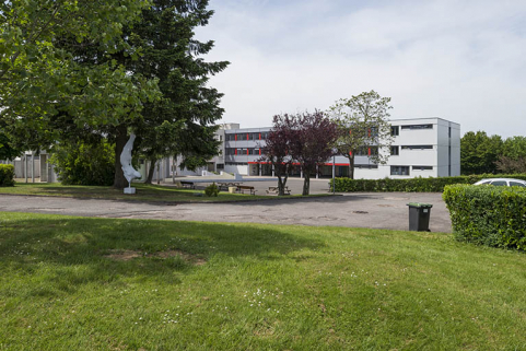 Vue d'ensemble depuis le sud : la cour et la sculpture d'Oudot. © Région Bourgogne-Franche-Comté, Inventaire du patrimoine