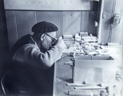 Léon Cuenot travaillant "sur la fenêtre", aux Ecorces, vers 1962. © Région Bourgogne-Franche-Comté, Inventaire du patrimoine