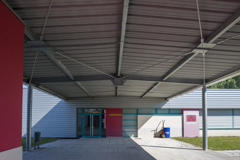 Sous la passerelle entre les ateliers de maintenance et de plasturgie. (ex-Léger) © Région Bourgogne-Franche-Comté, Inventaire du patrimoine