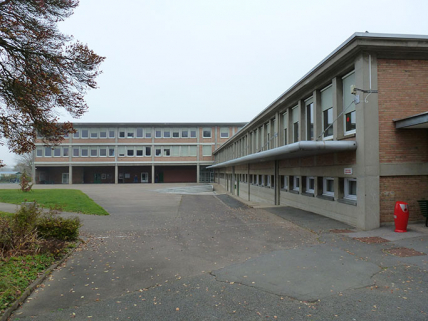 Audincourt, lycée professionnel Nelson Mandela : la cour, les façades antérieures et le préau de l'externat avant les travaux.  © Région Bourgogne-Franche-Comté, Inventaire du patrimoine