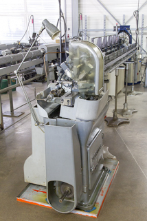 La machine vue en enfilade, capot de protection baissé. © Région Bourgogne-Franche-Comté, Inventaire du patrimoine