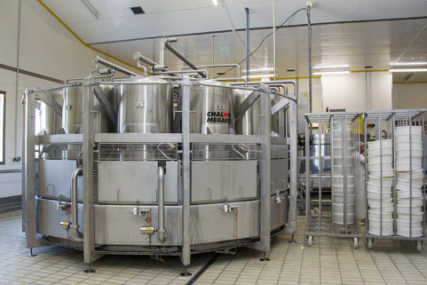 Atelier de fabrication : le soutirage sous vide. © Région Bourgogne-Franche-Comté, Inventaire du patrimoine