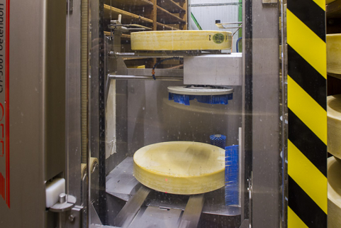 Affinage du comté : échange de meules dans le robot de soins. © Région Bourgogne-Franche-Comté, Inventaire du patrimoine