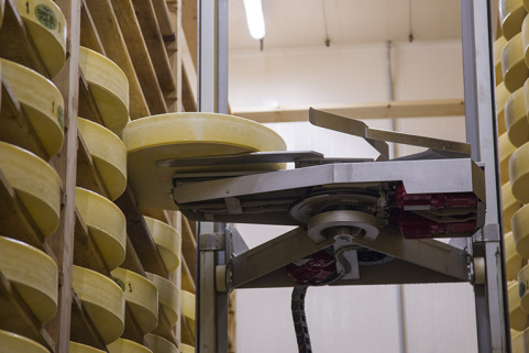 Affinage du comté : robot prenant la meule. © Région Bourgogne-Franche-Comté, Inventaire du patrimoine