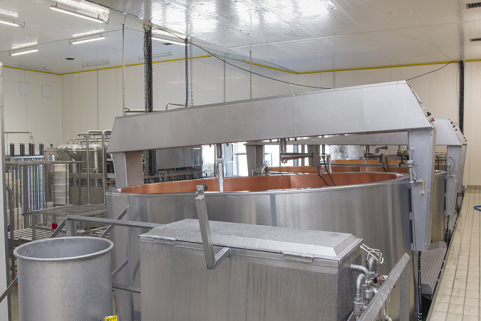 Atelier de fabrication : vue d'ensemble, avec les cuves au premier plan. © Région Bourgogne-Franche-Comté, Inventaire du patrimoine