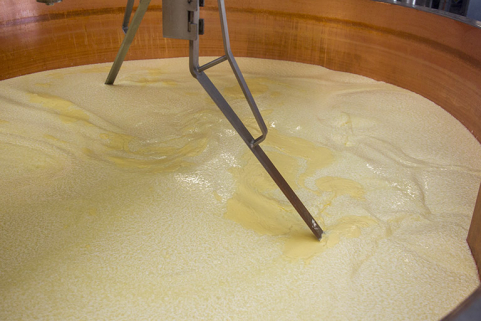 Fabrication : chauffage et brassage du lait. © Région Bourgogne-Franche-Comté, Inventaire du patrimoine