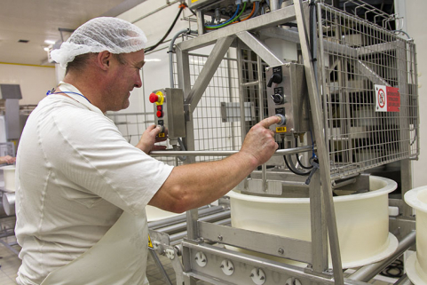 Fabrication du morbier : découpage du pain de caillé dans son moule. © Région Bourgogne-Franche-Comté, Inventaire du patrimoine
