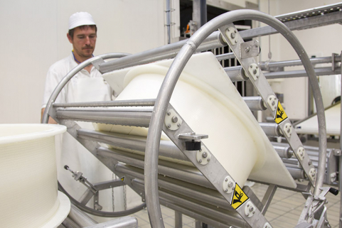 Fabication du morbier : retournement du moule. © Région Bourgogne-Franche-Comté, Inventaire du patrimoine