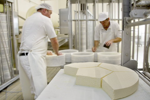 Fabrication du morbier : mise en place d'une moitié du pain de caillé dans les moules à morbier. © Région Bourgogne-Franche-Comté, Inventaire du patrimoine